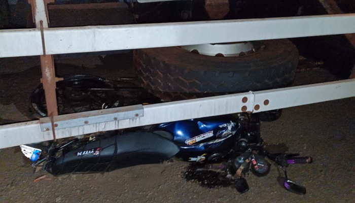 Guaraniaçu – Motocicleta colide contra caminhão de porco no Paredão